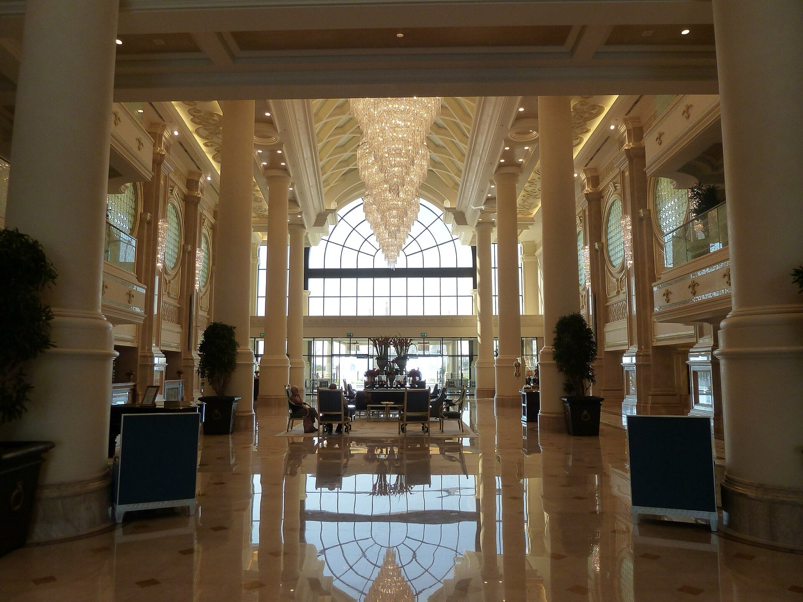 The Ritz-Carlton Abu Dhabi, Grand Canal